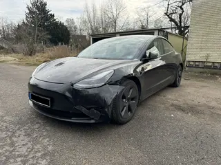 Unfallgutachten tesla model 3 schwarz frontschaden seitenansicht
