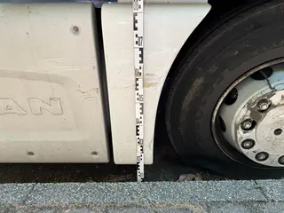 Schadensdetail man lkw fahrerhaus kratzer messlatte