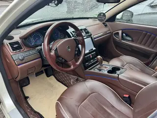 Fahrzeugbewertung maserati quattroporte innenraum cockpit leder