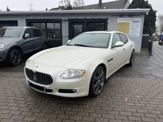 Fahrzeugbewertung maserati quattroporte weiss frontansicht schraeg