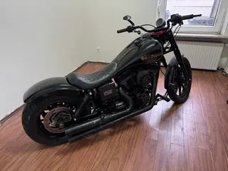 Motorrad gutachten harley davidson dyna heckansicht schraeg