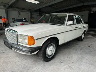 Oldtimer wertgutachten mercedes w123 230 weiss frontansicht schraeg